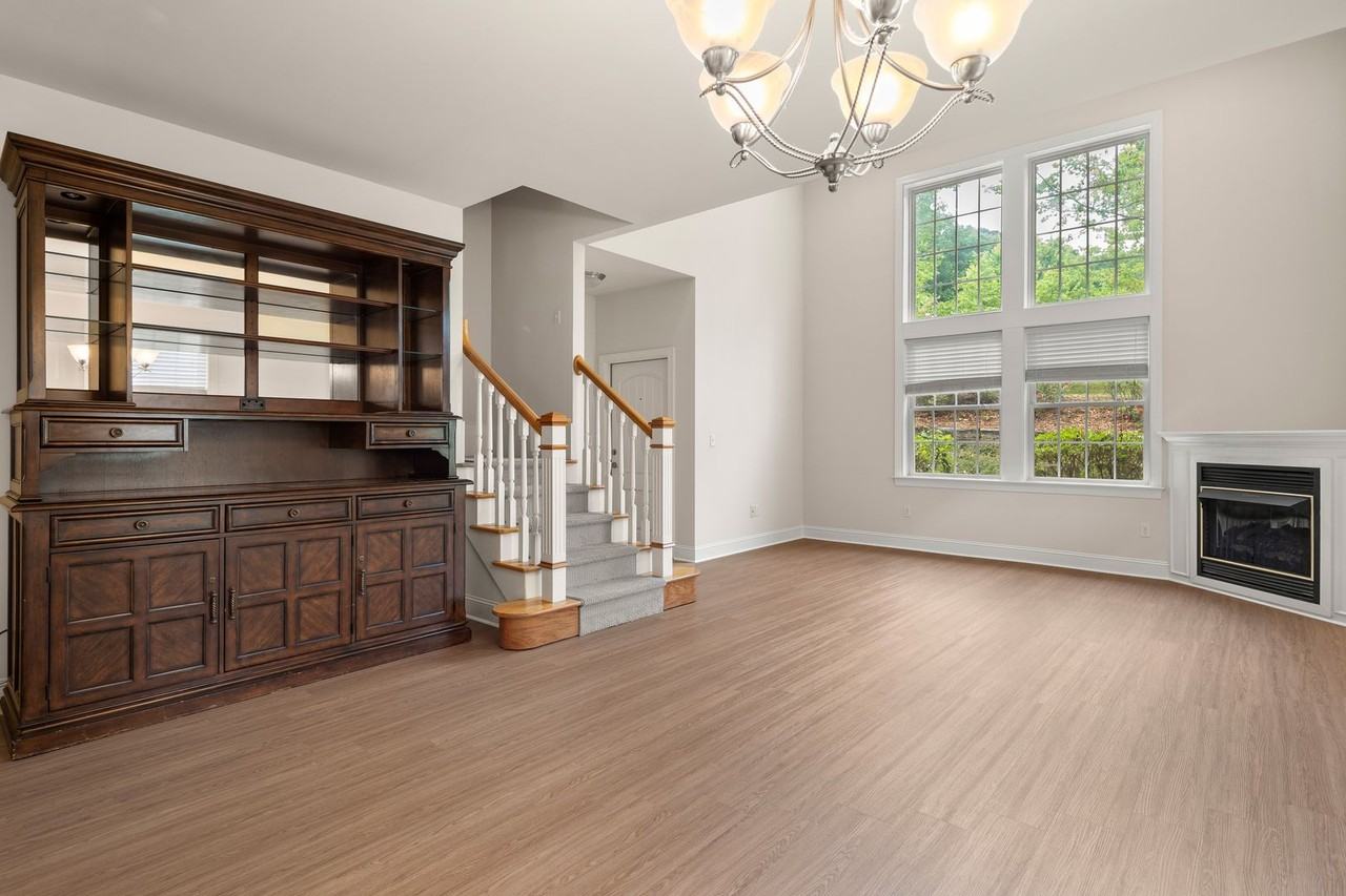 8 Trafalgar Cir - Photo 3 of 30
