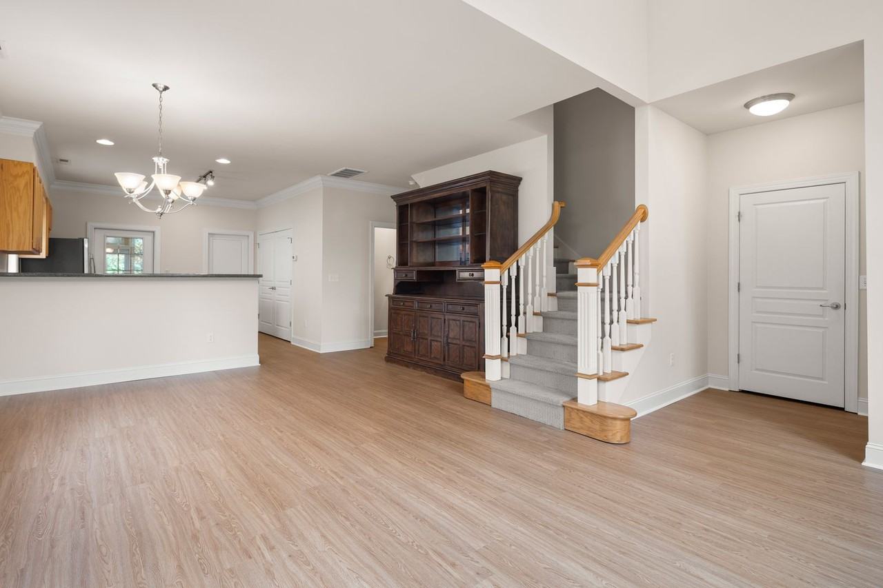8 Trafalgar Cir - Photo 4 of 30