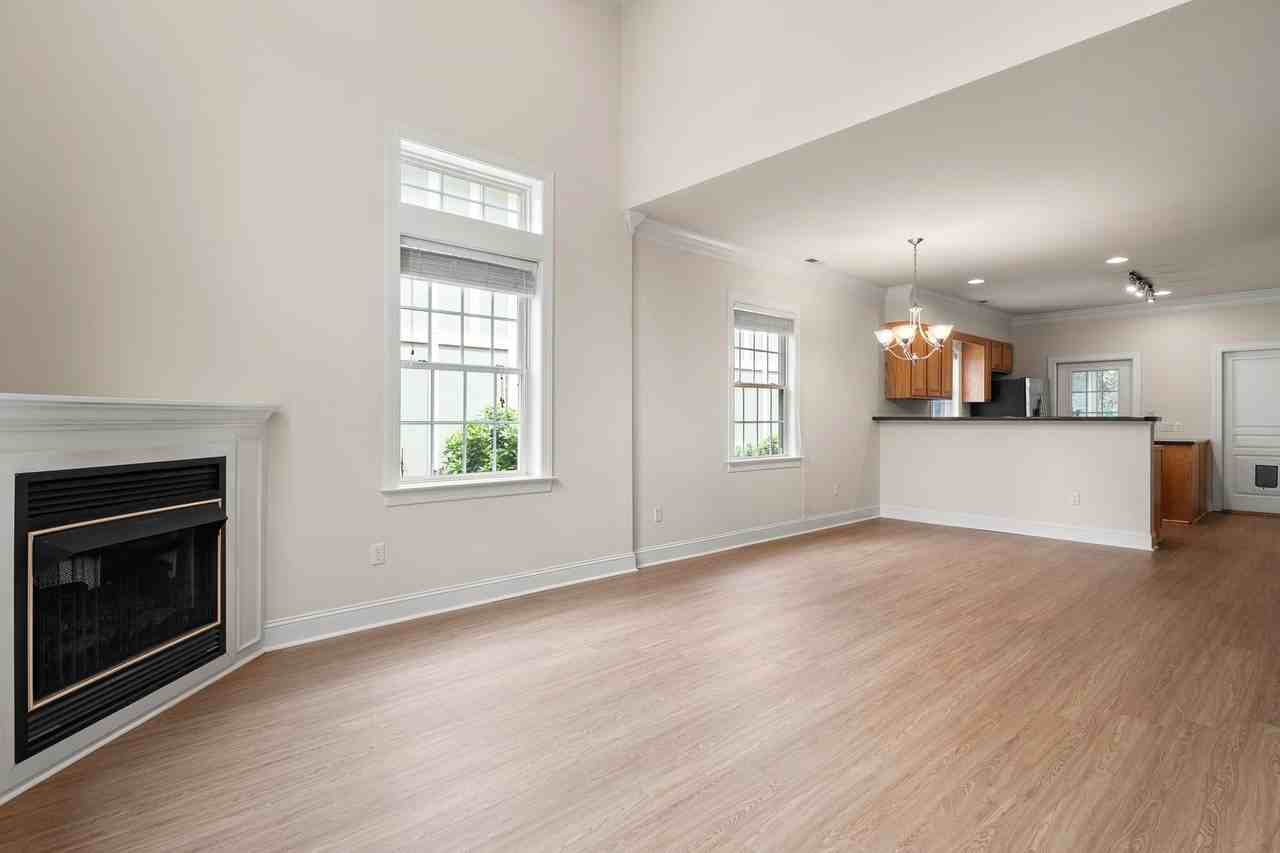 8 Trafalgar Cir - Photo 5 of 30