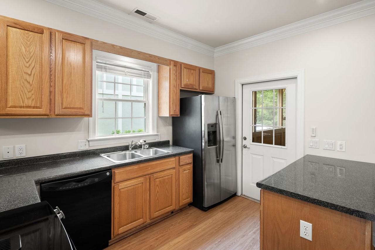 8 Trafalgar Cir - Photo 7 of 30