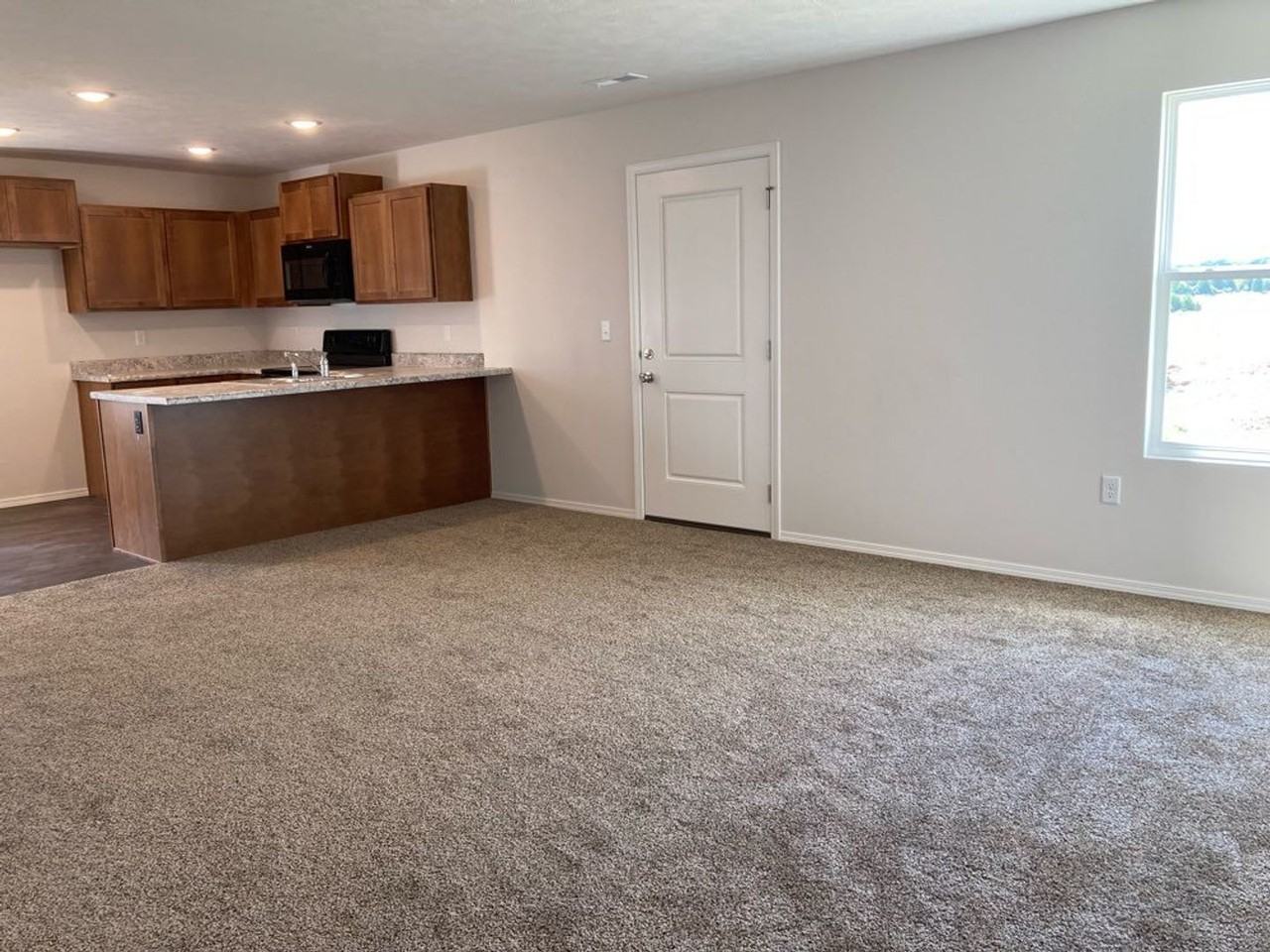 112 Pin Oak Dr - Photo 3 of 6