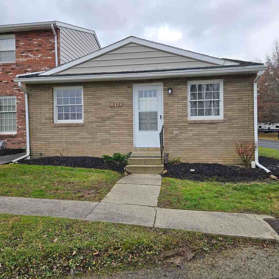 1242 Colonial Dr - Photo 2 of 34