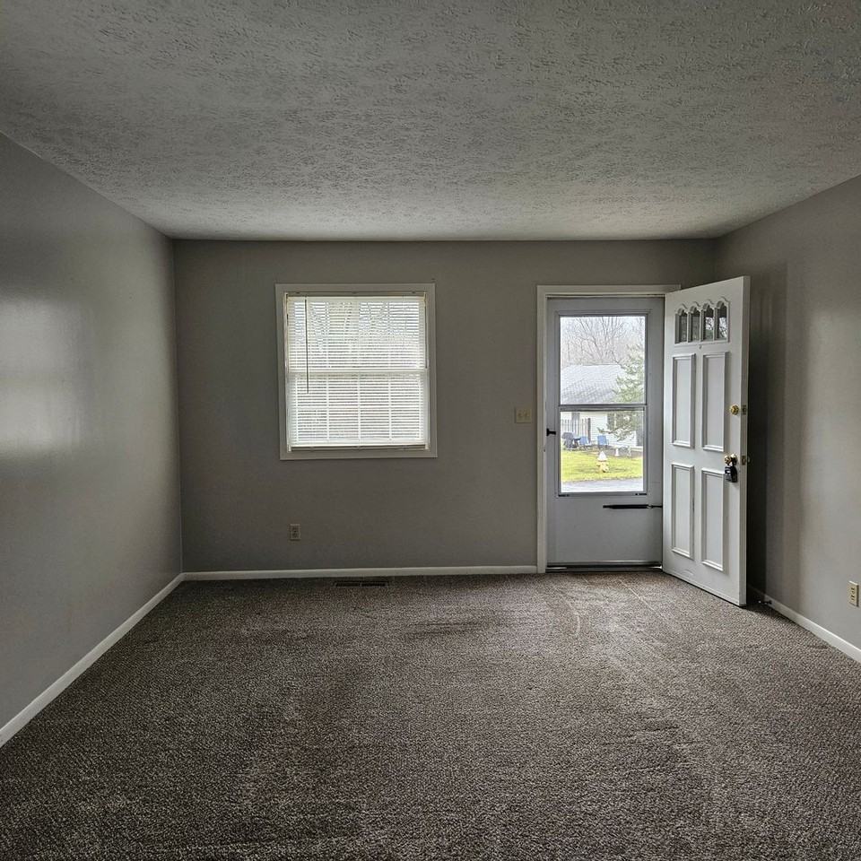 1242 Colonial Dr - Photo 4 of 34