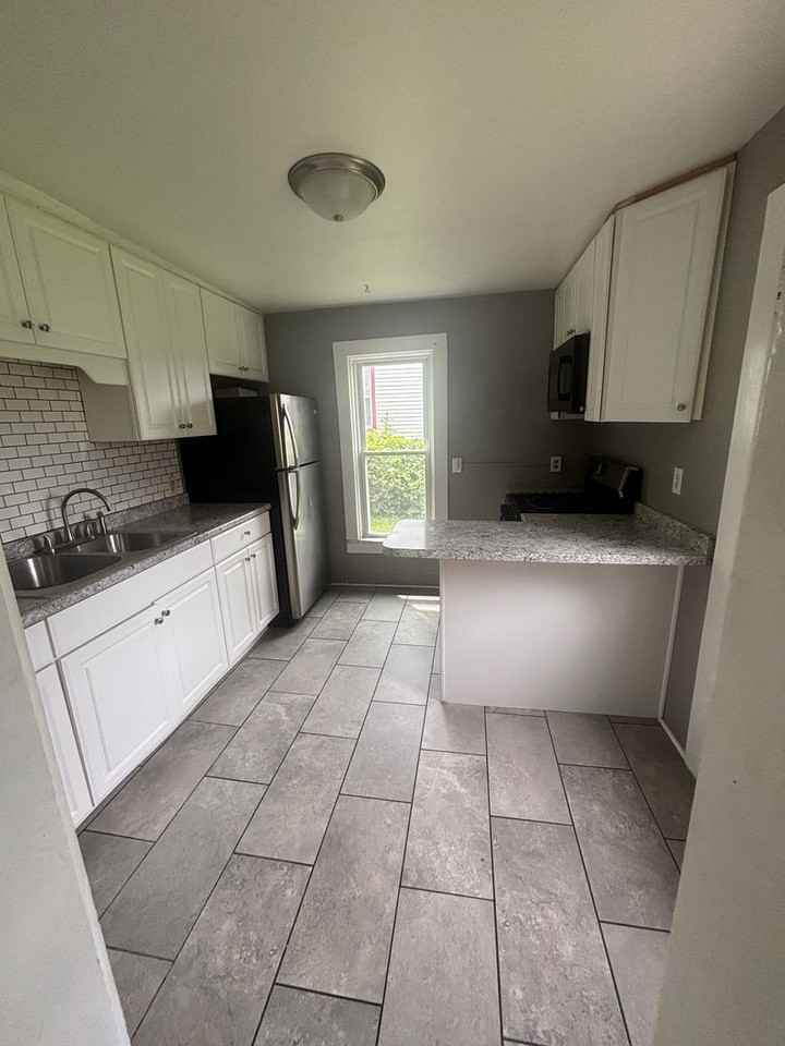 703 State St - Photo 3 of 7