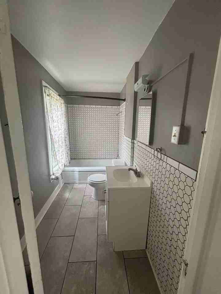 703 State St - Photo 4 of 7