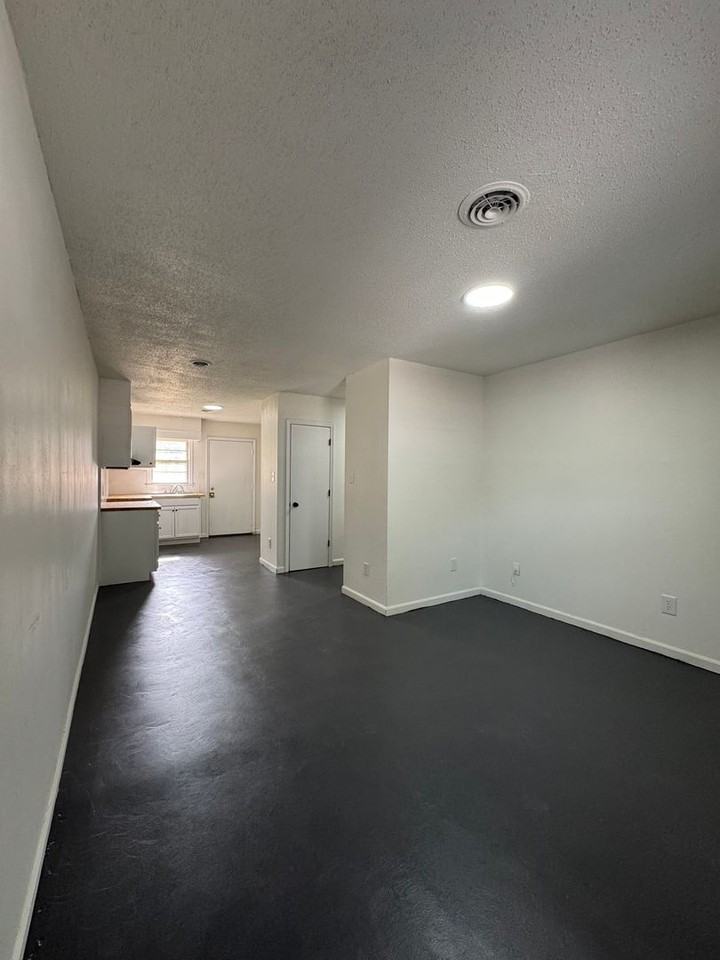 818 Taggart Ave Apt F - Photo 2 of 27