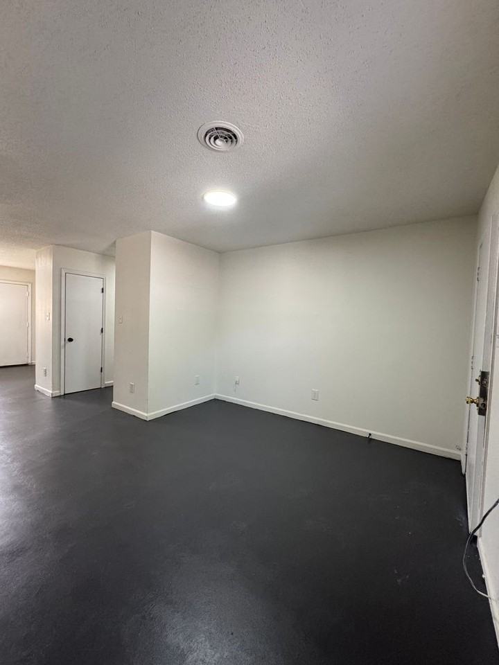 818 Taggart Ave Apt F - Photo 3 of 27