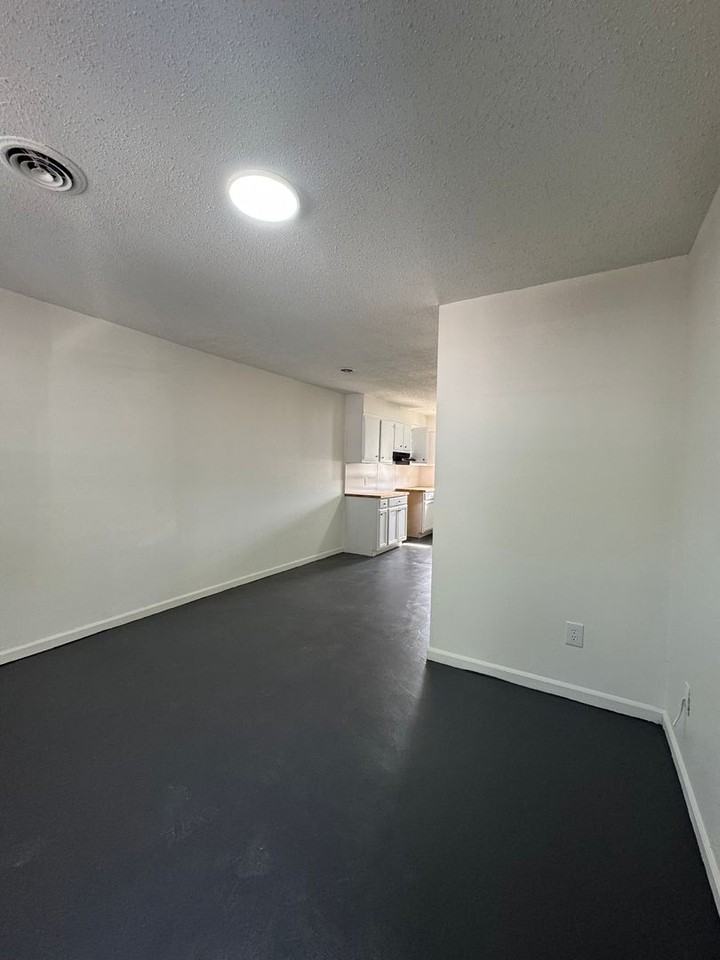 818 Taggart Ave Apt F - Photo 4 of 27