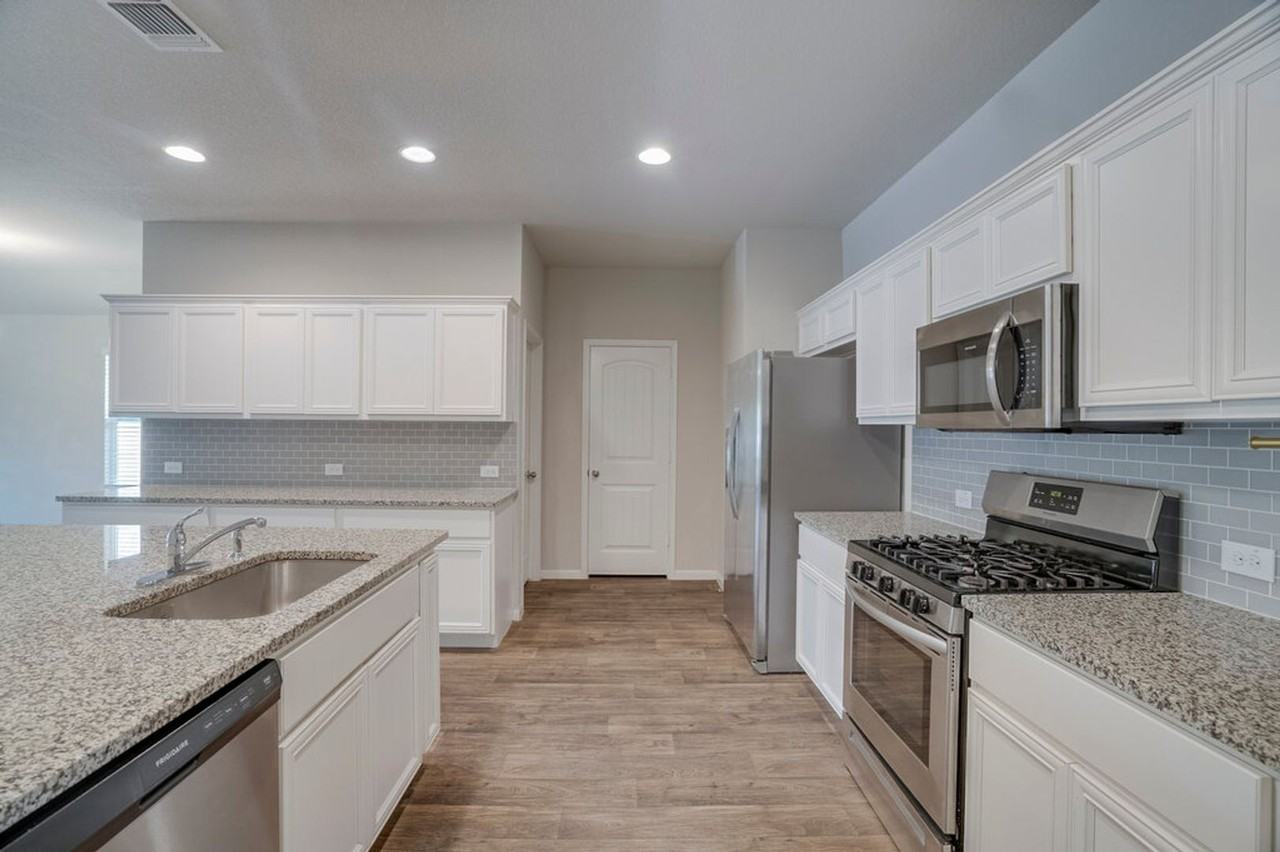 13804 Cantarra Dr - Photo 3 of 20