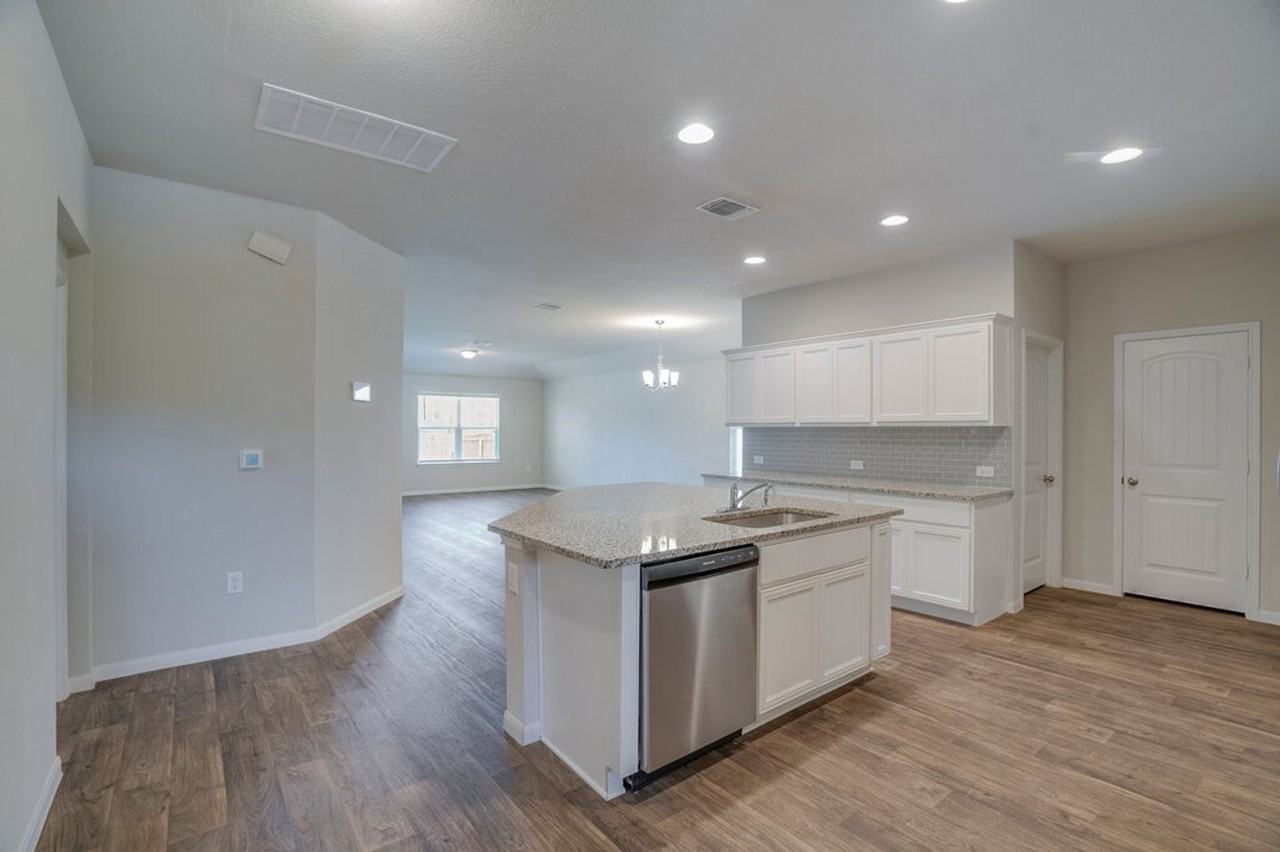 13804 Cantarra Dr - Photo 4 of 20
