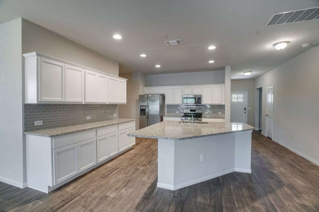 13804 Cantarra Dr - Photo 5 of 20
