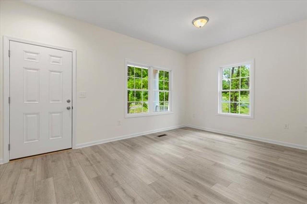 220 Bishop Rd - Photo 3 of 15