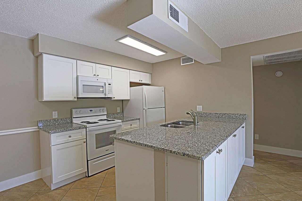 5303 Summerlin Rd - Photo 6 of 29