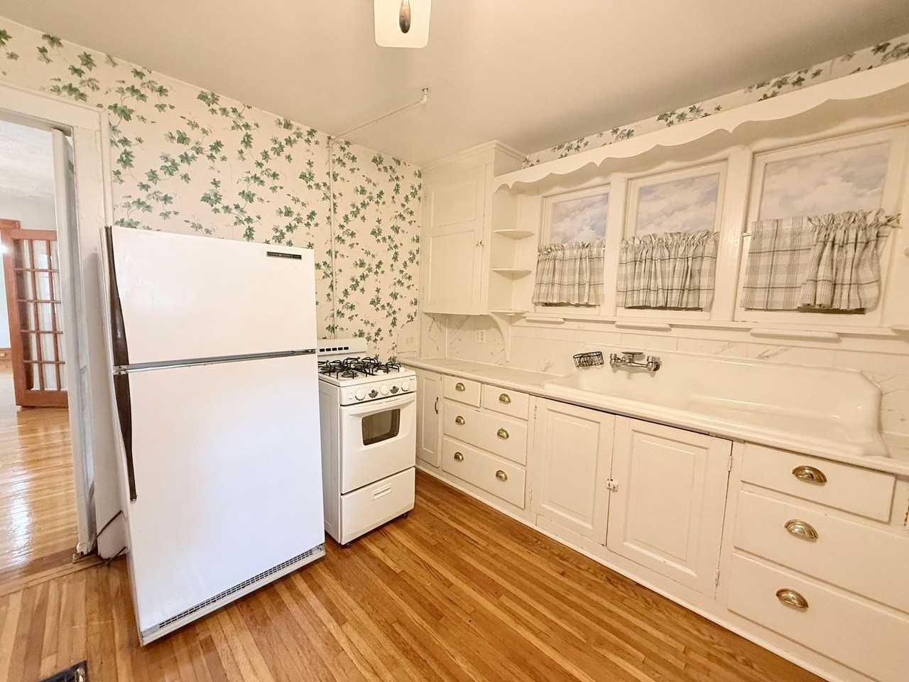 310 E Locust St - Photo 2 of 10
