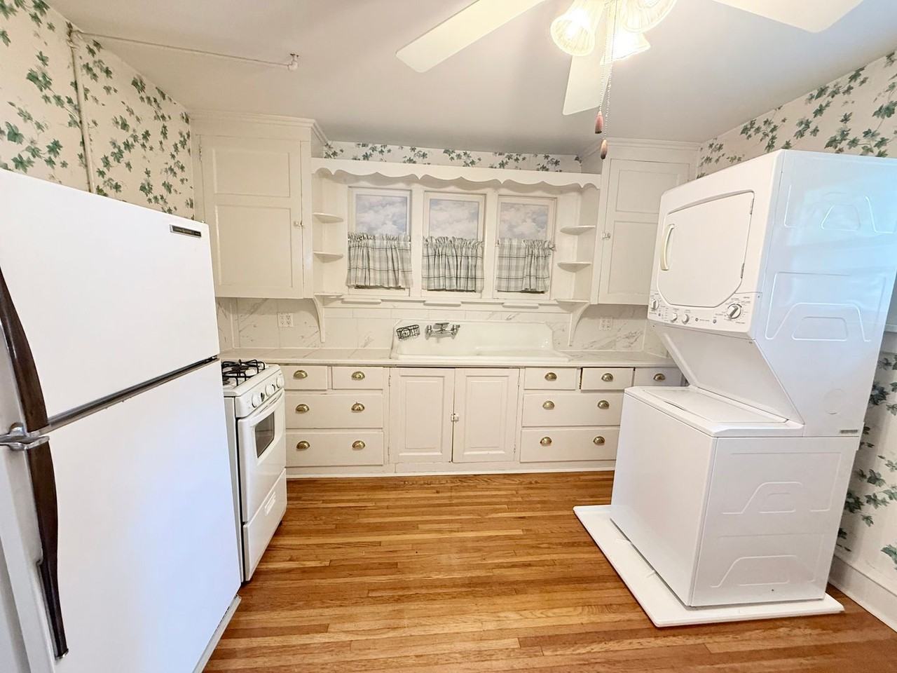 310 E Locust St - Photo 3 of 10