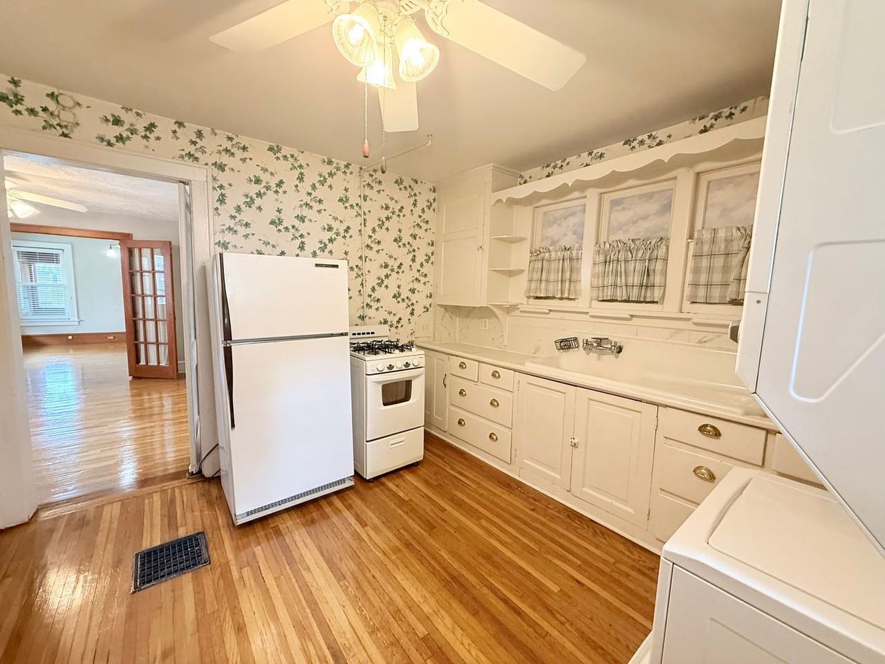 310 E Locust St - Photo 4 of 10