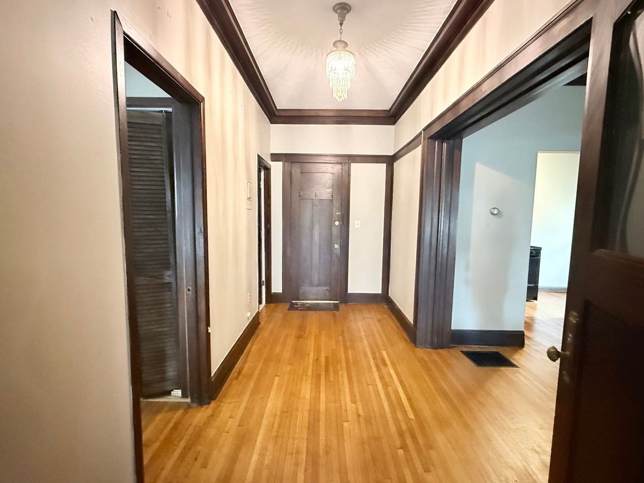 522 E Chestnut St - Photo 2 of 8