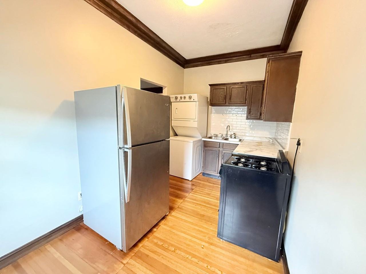 522 E Chestnut St - Photo 3 of 8