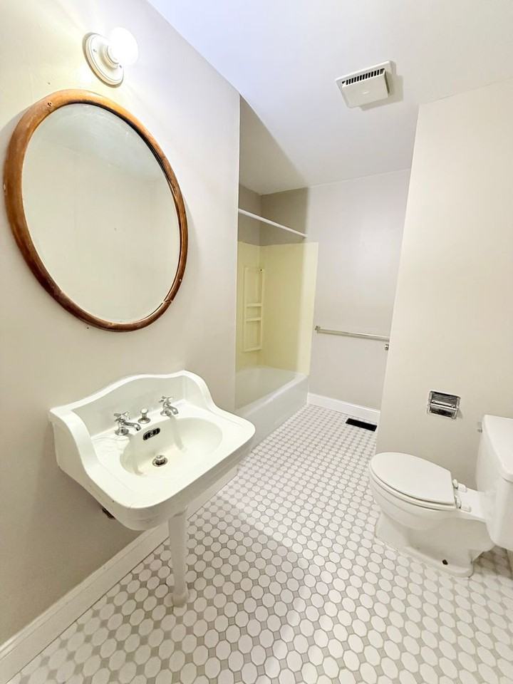 522 E Chestnut St - Photo 6 of 8