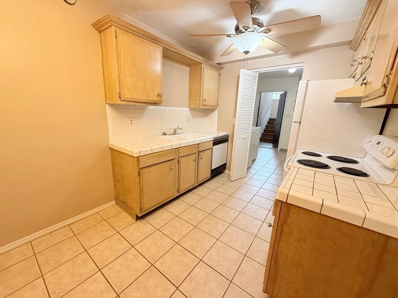 401 E Locust St - Photo 2 of 9