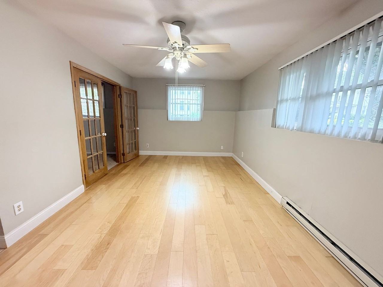 401 E Locust St - Photo 4 of 9