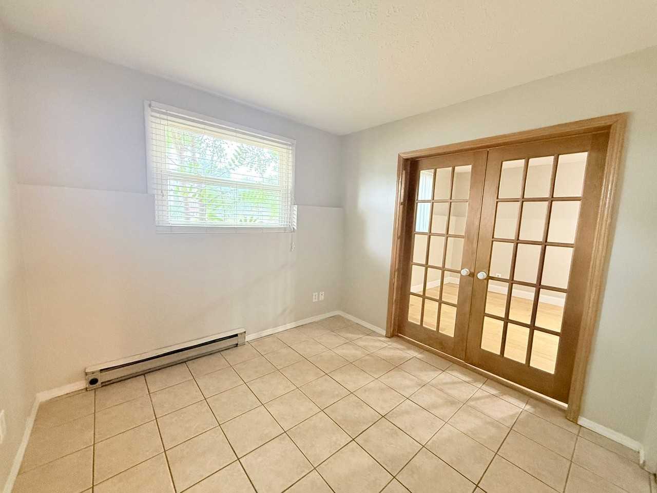 401 E Locust St - Photo 5 of 9