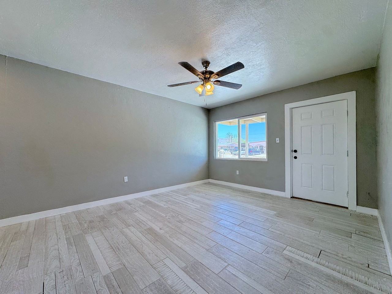 4918 Tetons Dr - Photo 5 of 19
