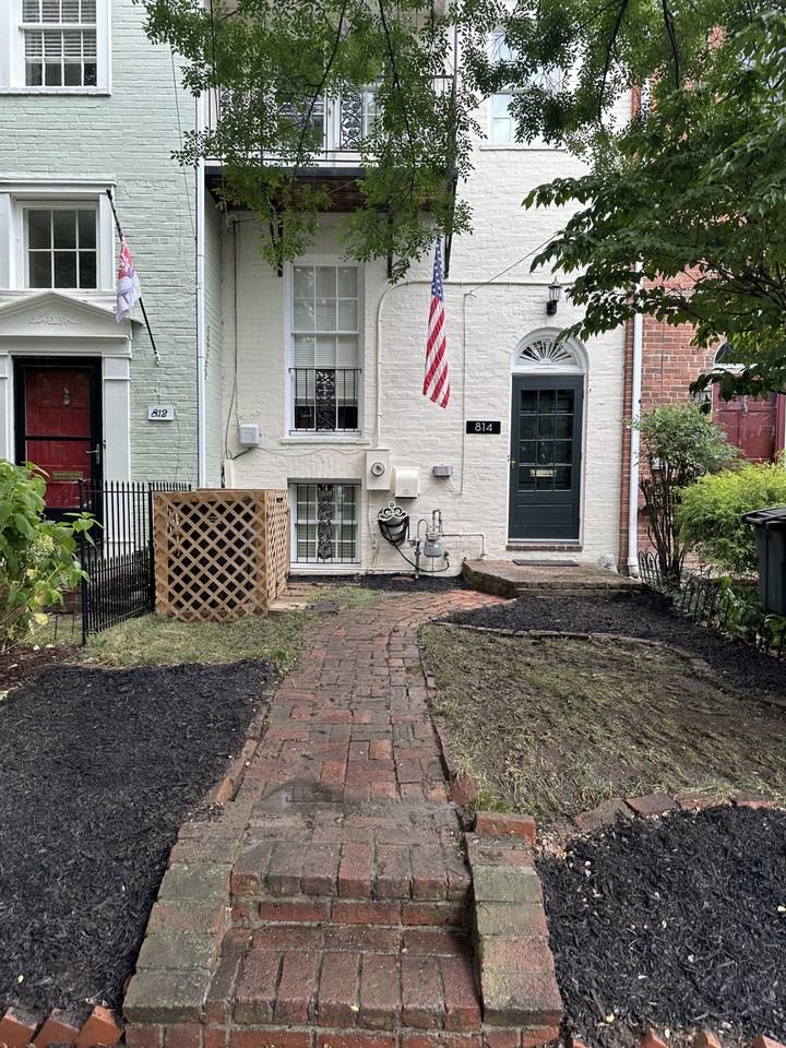 814 S Pitt St - Photo 2 of 18