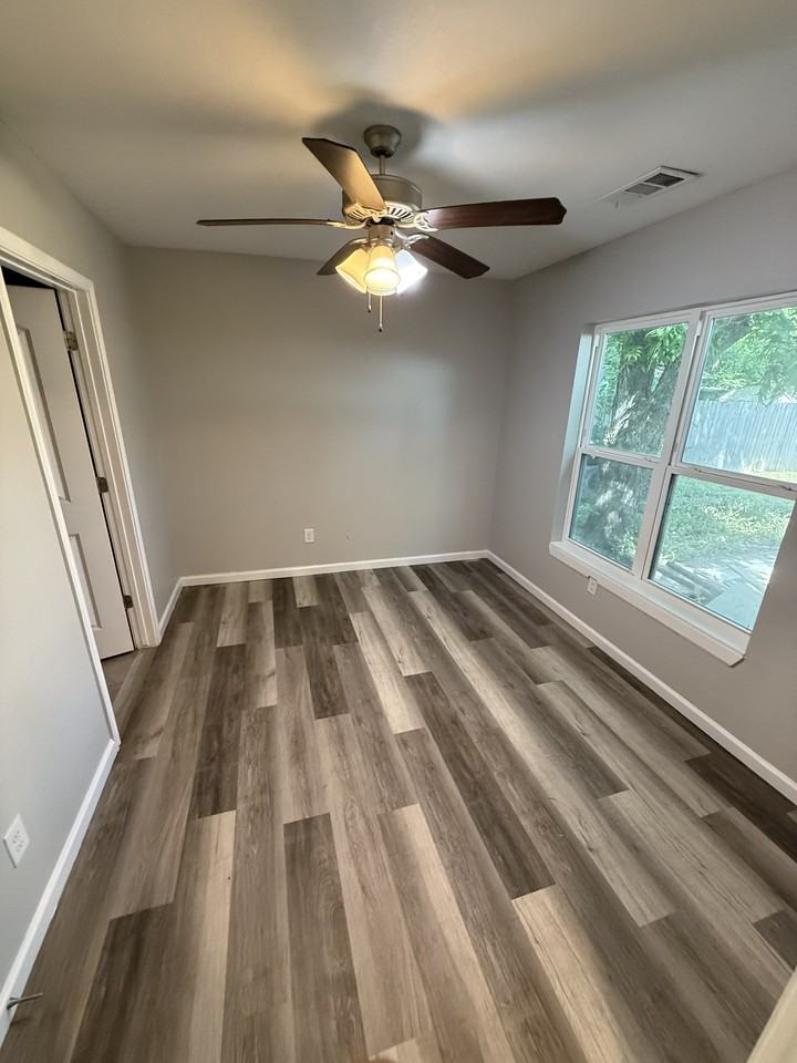 1003 W 3rd St - Photo 2 of 19