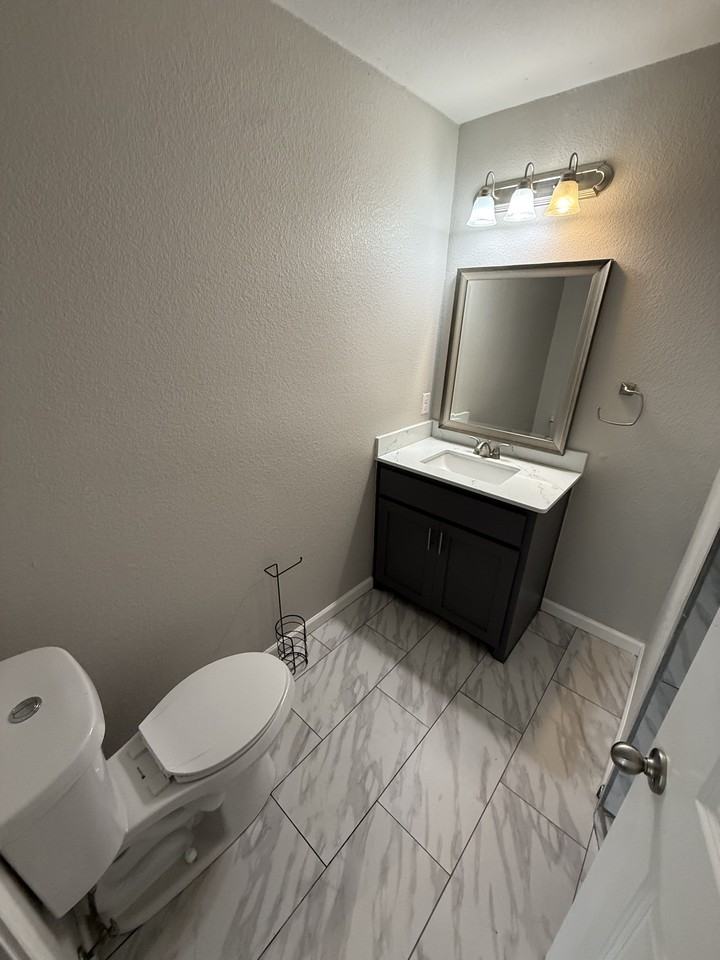 1003 W 3rd St - Photo 5 of 19