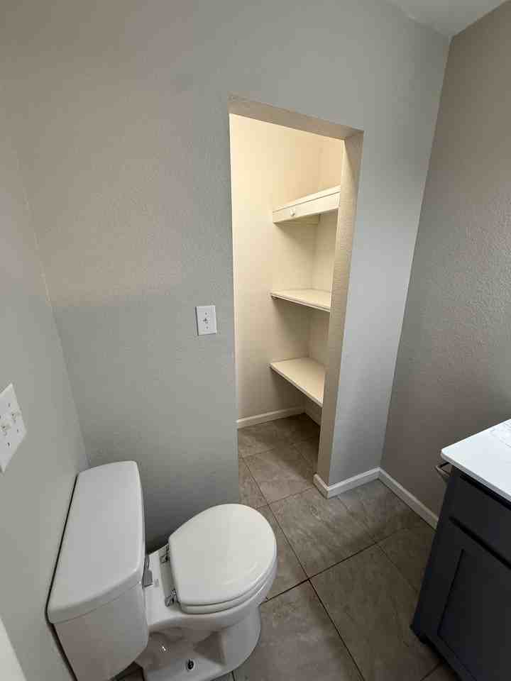 1003 W 3rd St - Photo 7 of 19