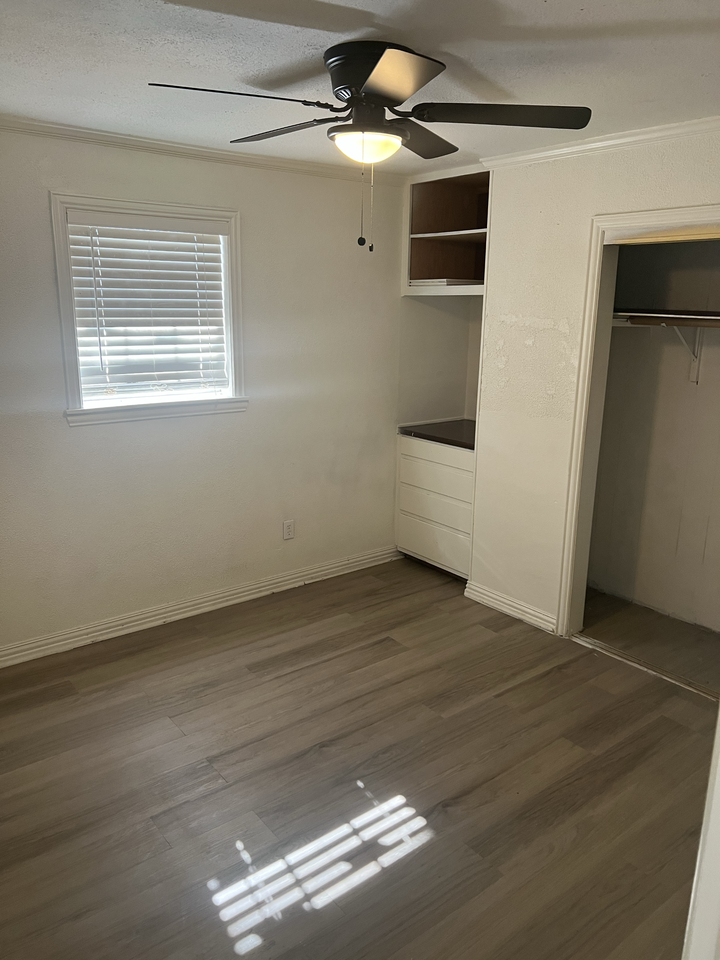 1715 Walnut St - Photo 3 of 3