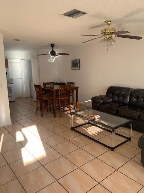 933 Francis St - Photo 2 of 9