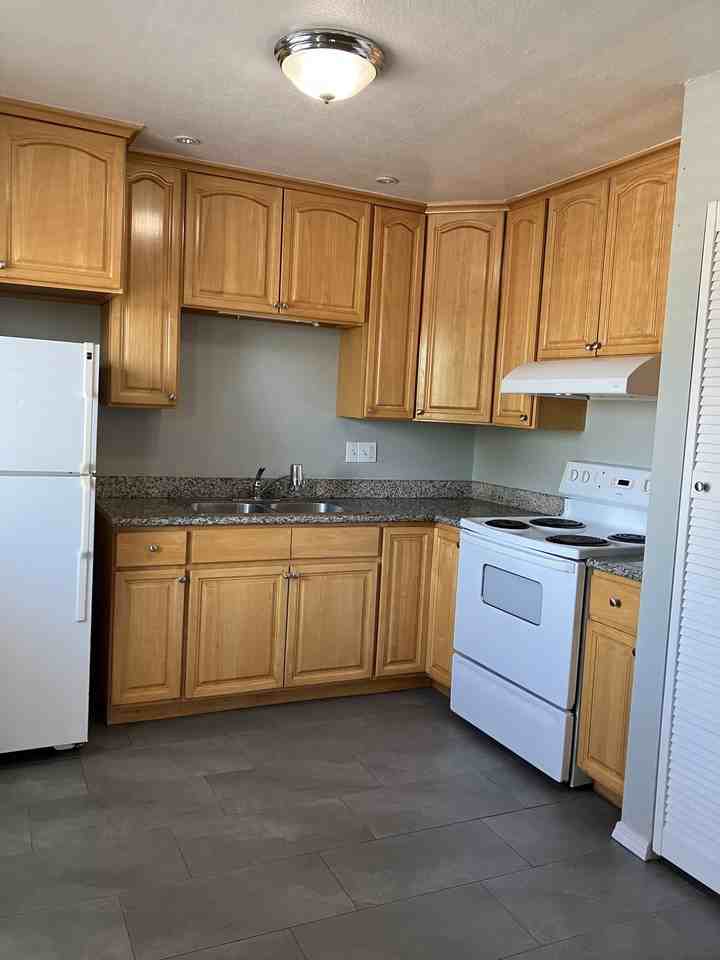 945 40th Street #D - Photo 3 of 8