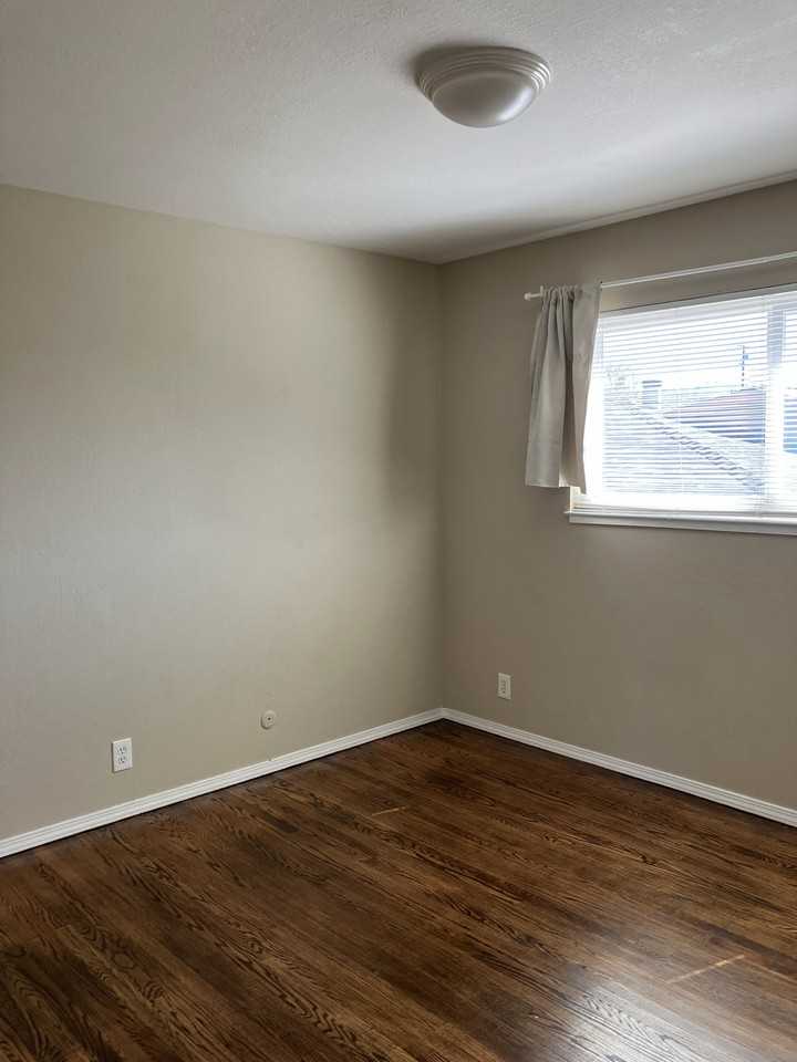 945 40th Street #D - Photo 4 of 8