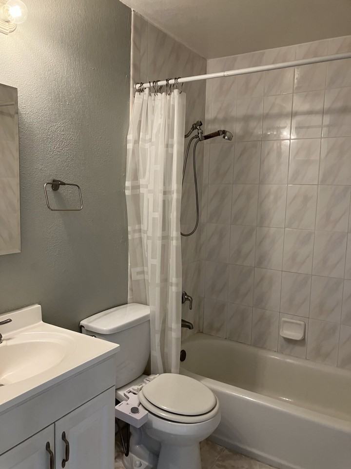 945 40th Street #D - Photo 7 of 8
