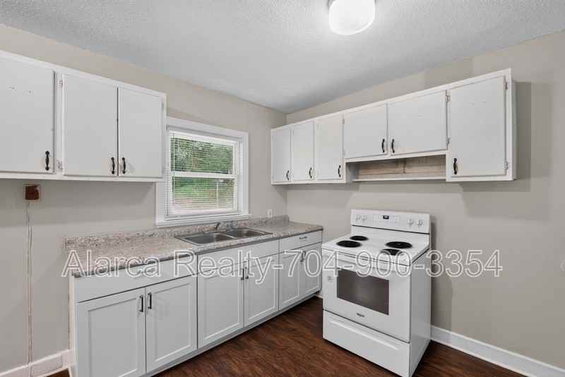 1007 Green Circle Dr - Photo 2 of 21