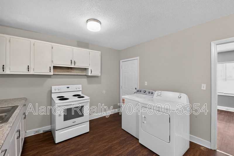 1007 Green Circle Dr - Photo 3 of 21