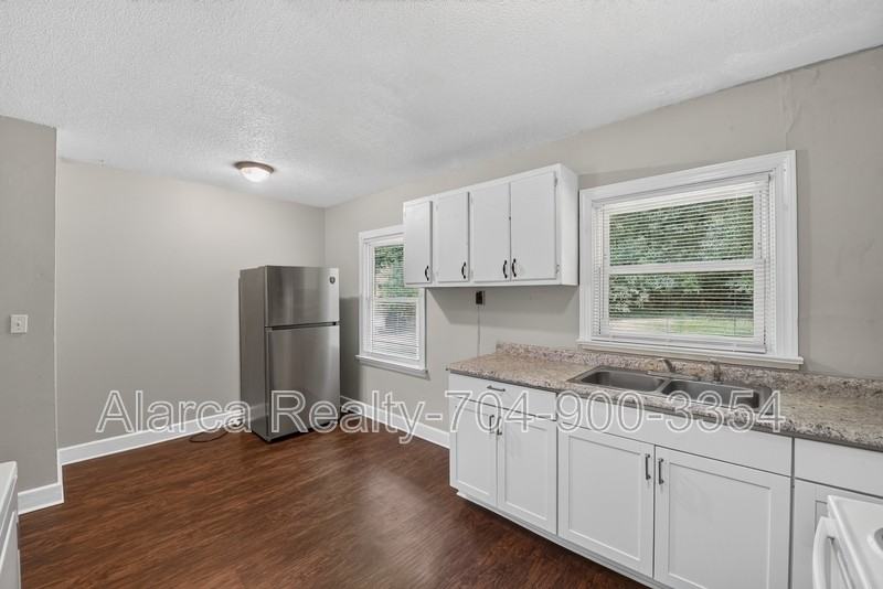 1007 Green Circle Dr - Photo 4 of 21