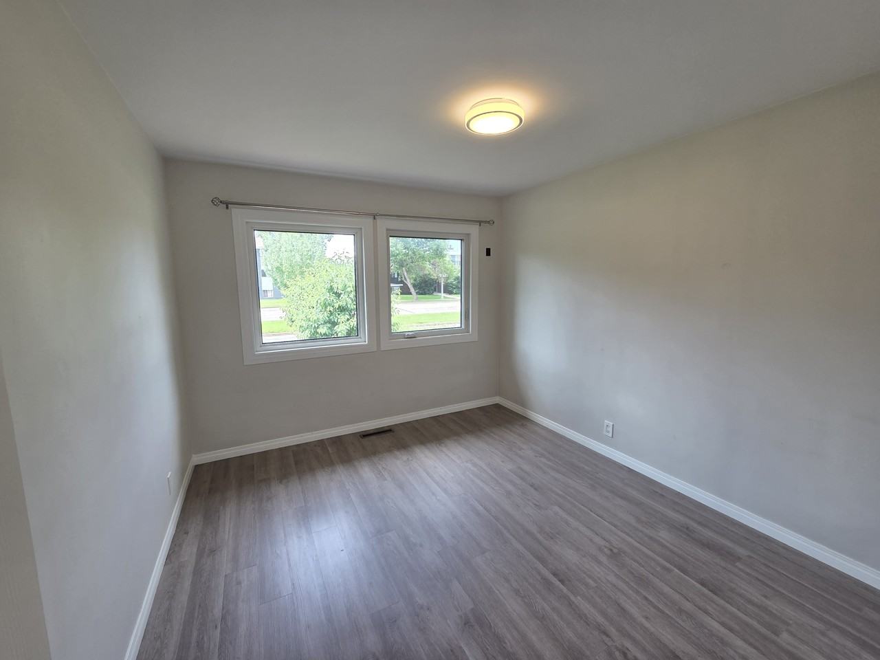 9035 149 Street Main - Photo 4 of 12