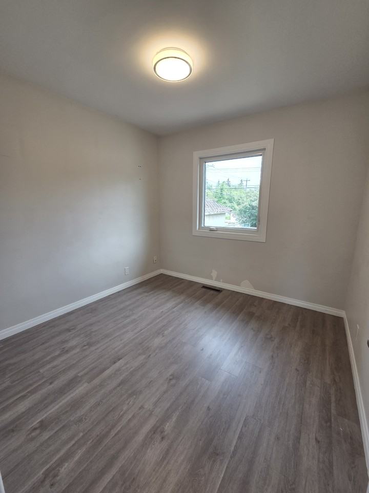 9035 149 Street Main - Photo 5 of 12