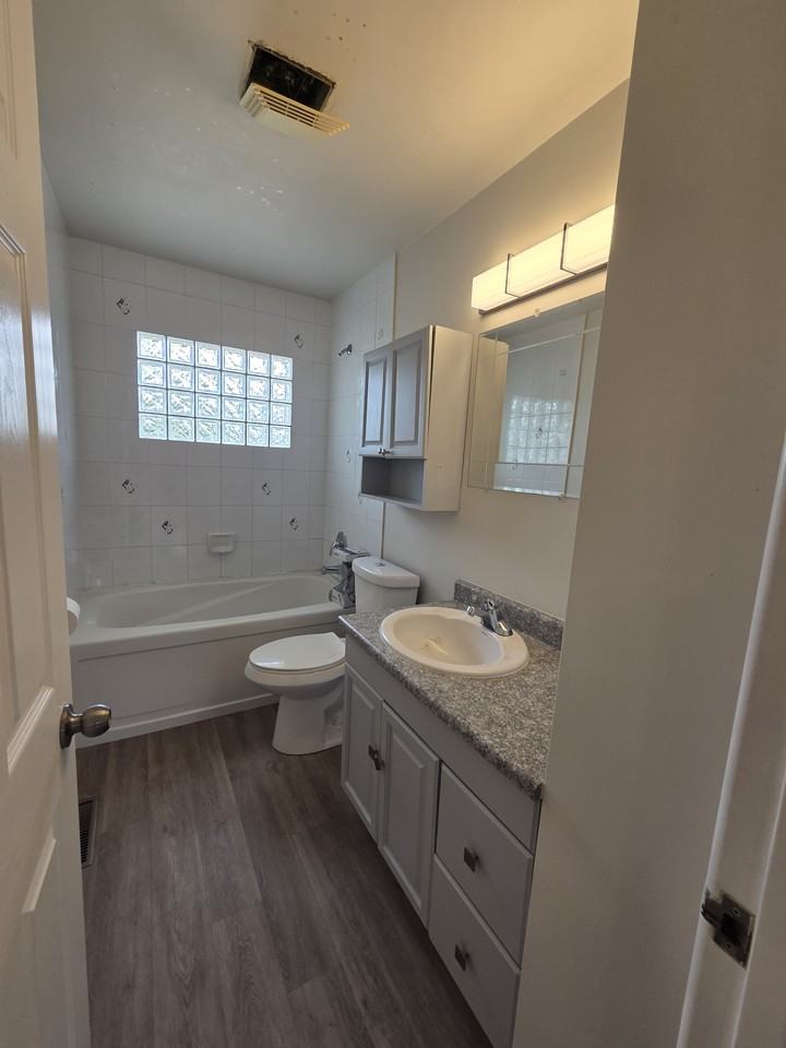 9035 149 Street Main - Photo 6 of 12