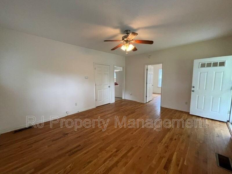 641 S Greer St - Photo 3 of 14