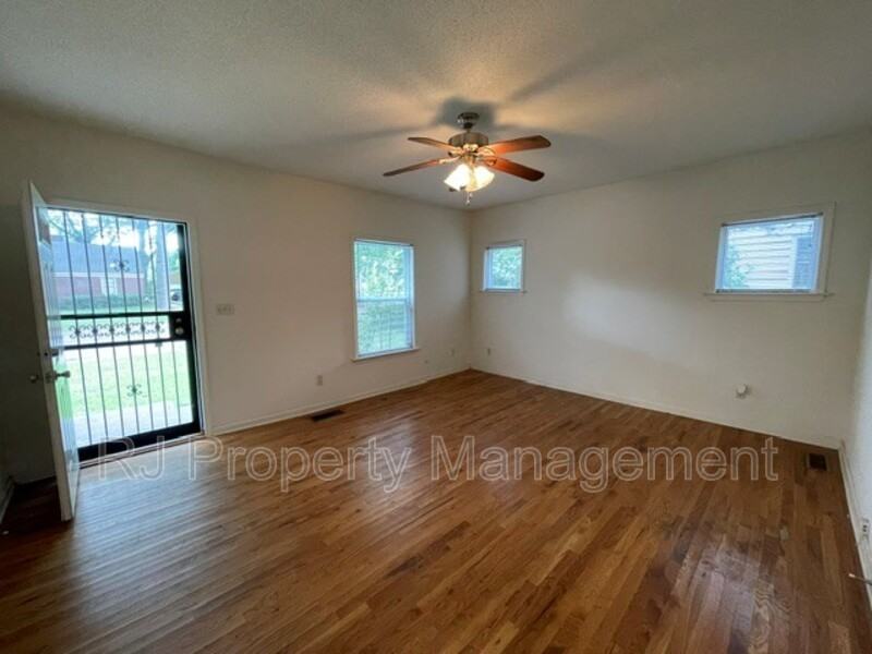 641 S Greer St - Photo 4 of 14