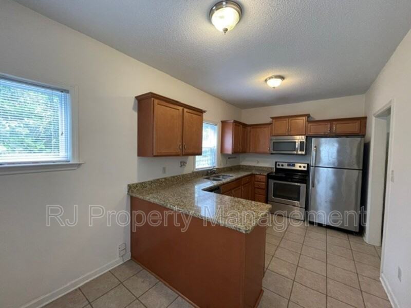 641 S Greer St - Photo 6 of 14