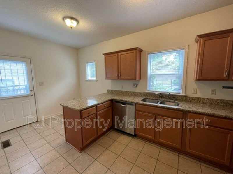 641 S Greer St - Photo 7 of 14
