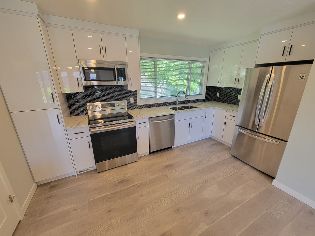 8510 152 Street NW - MAIN - Photo 4 of 14