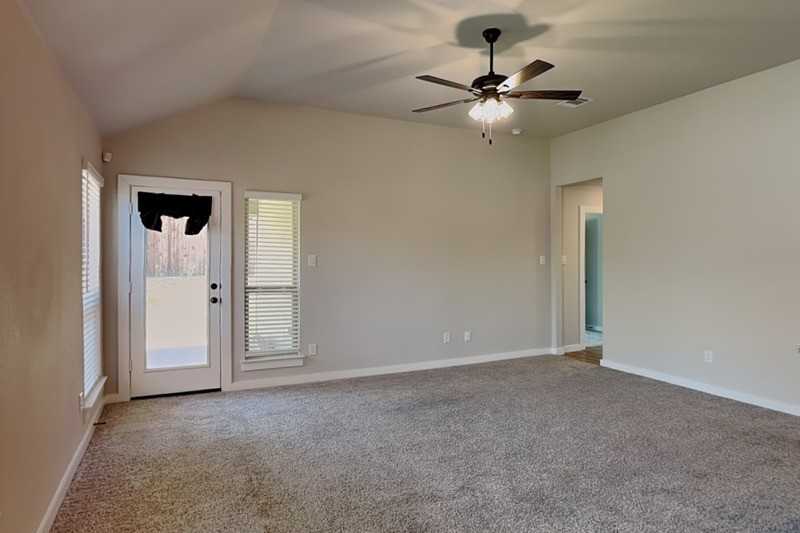 1106 Holly St - Photo 2 of 18