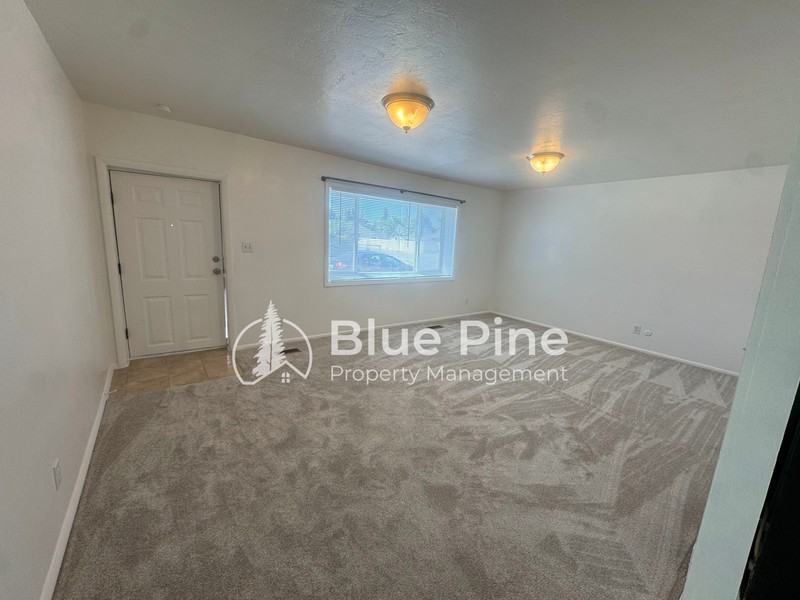 301 E 18th St #2 - Photo 2 of 10