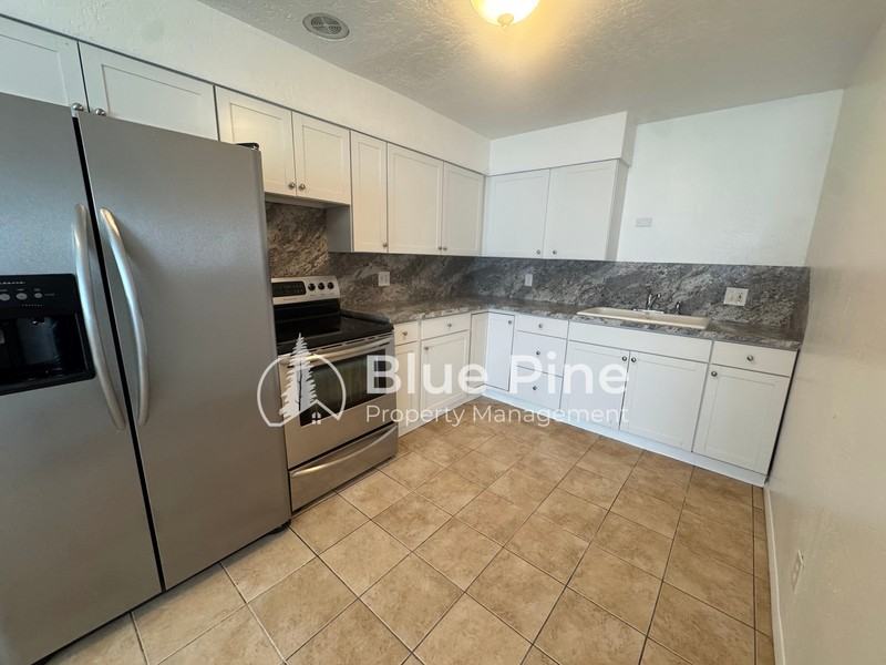 301 E 18th St #2 - Photo 3 of 10